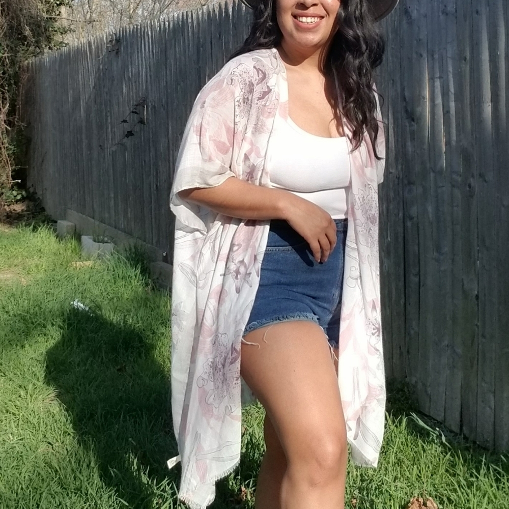 ✨️LAST ONE ✨️FLOATING FLORALS WHITE KIMONO CARDIGAN - Picture 3 of 10
